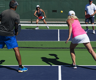 S'amuser avec le pickleball : les fans de tous âges disent que le sport de raquette est bon pour le corps et l'esprit
